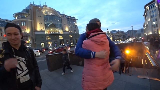 Пранк/Обнимаемся с девушками в Москве/Реакция людей/Ходим с картонкой по Арбату/ смотреть онлайн