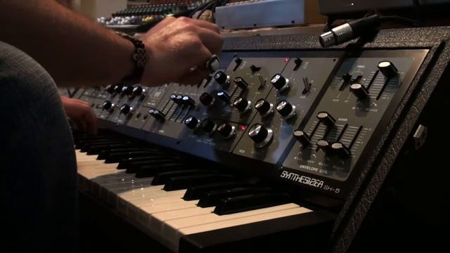 Roland SH-5 & TR-808 смотреть онлайн