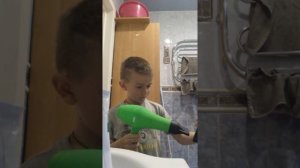 как снять наклейку с крышки телефона