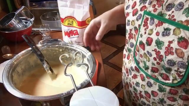 Чистый четверг. Красим яйца и печём куличи. смотреть онлайн