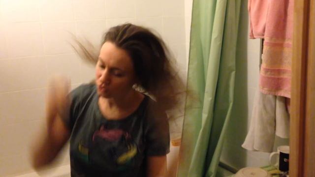 ЛАЙФХАК КАК ПОМЫТЬ ГОЛОВУ БЕЗ ВОДЫ И ШАМПУНЯ ✔ Смотри и учись! смотреть онлайн