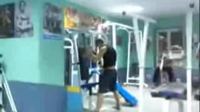 Идиот в тренажерном зале смотреть онлайн