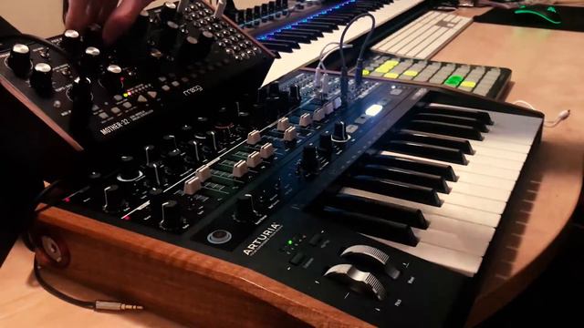 Arturia Minibrute 2 and Moog Mother 32 смотреть онлайн