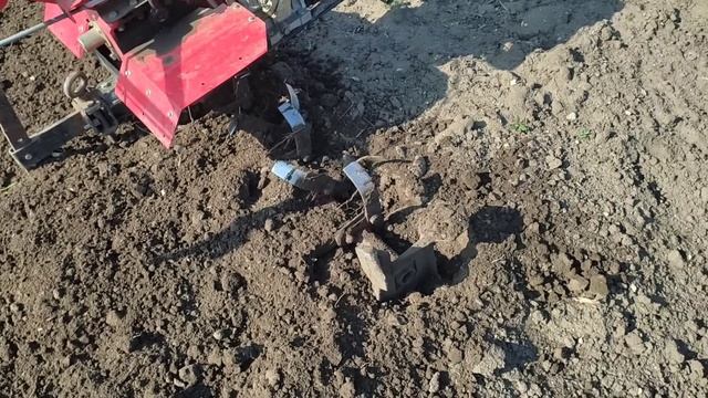 мотоблок зарывается в  пахоте.решаем вопрос.