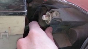 Замена лампочки в фаре Toyota Vitz