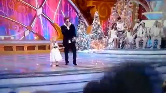 Виталий Гогунский и дочка(Новогодний парад звёзд 31.12.2014)"Зеркала" смотреть онлайн