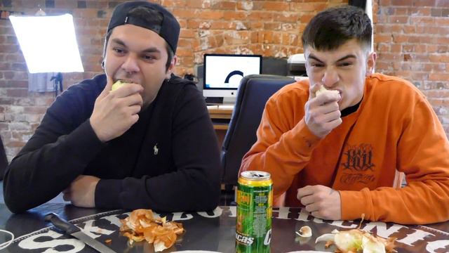 Raw Onion Challenge | Zac & Ed смотреть онлайн