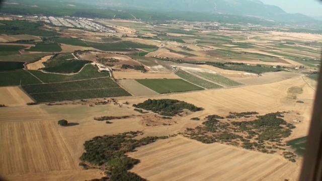 Landing Airplane on Airport Izmir Adnan Menderes - Landeanflug Flughafen Ismir Türkei смотреть онлайн