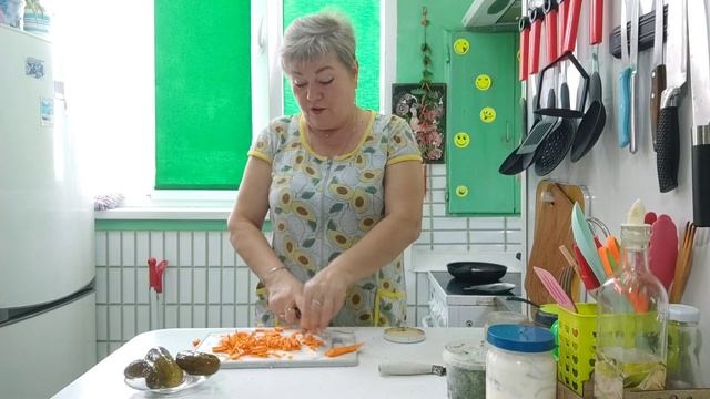 На завтрак болтливая глазунья и Витин вкусный десерт. А к обеду наваристый Рассольник. смотреть онлайн