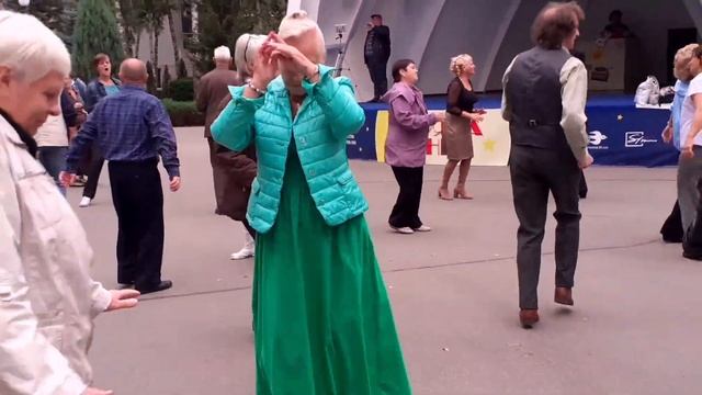 ЛИСТЬЯ ЖЁЛТЫЕ НАД ГОРОДОМ КРУЖАТСЯ! СЧАСТЛИВЫЕ МОМЕНТЫ ИЗ ПАРКА ГОРЬКОГО ХАРЬКОВ ТАНЦЫ смотреть онлайн