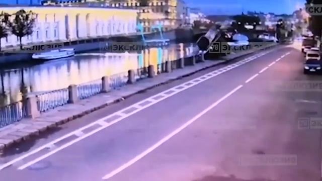 В Петербурге кран упал в реку смотреть онлайн
