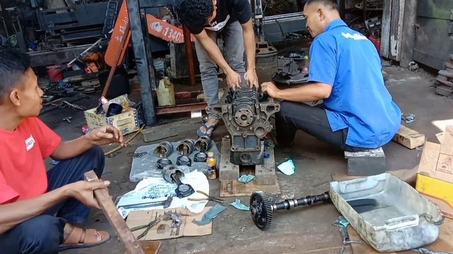 TOYOTA forklift engine assembly process type 2j ‼️ crankshaft installation ‼️ смотреть онлайн