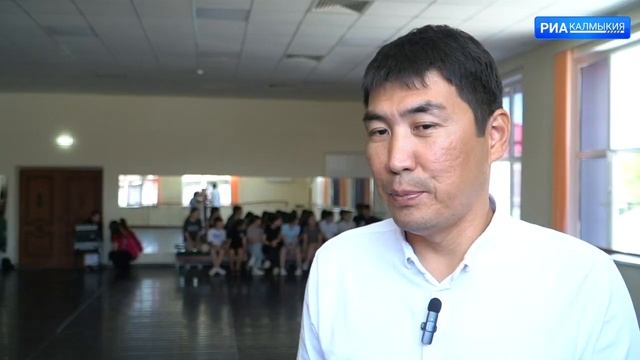 Артисты ансамбля «Тюльпан» провели мастер-класс для юных танцоров смотреть онлайн