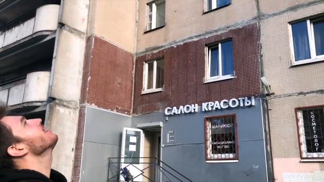 ПАРЕНЬ КРАСИВО СПЕЛ ПОД ОКНОМ! смотреть онлайн
