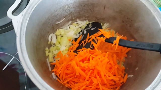 Пирог с капустой и творогом.