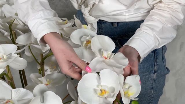 Искусственная белая орхидея в кашпо для декора дома смотреть онлайн