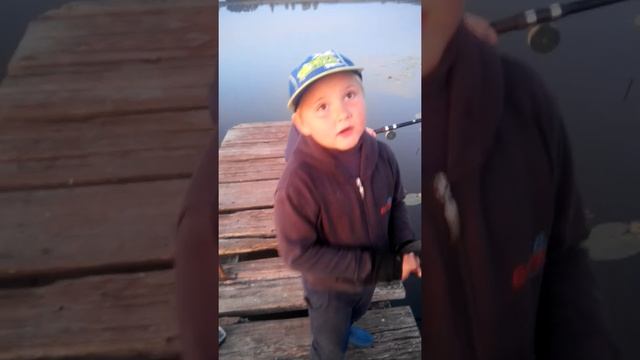 Мальчик ловит рыбу часть 1 смотреть онлайн