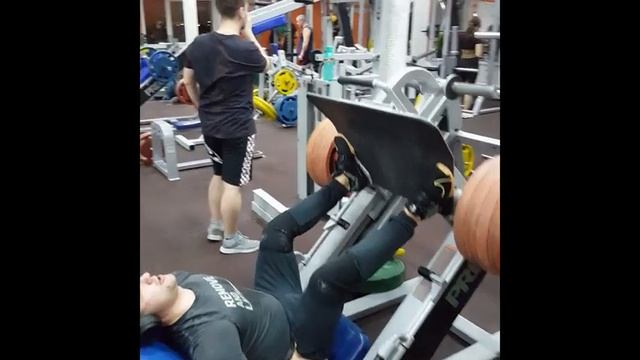 Тренировка ног в тренажерном зале. смотреть онлайн