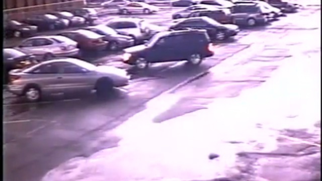 Камера на парковке запечатлела торнадо смотреть онлайн