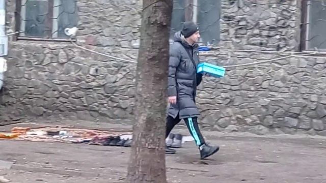 ВЕЩИ ДЛЯ БЕЖЕНЦЕВ. Барахолка Харьков, ордена, ножи, фотоаппарат, наклейки смотреть онлайн