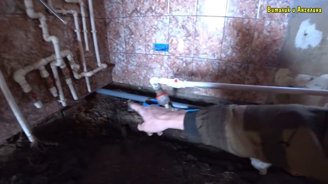 РЕШИЛ СДЕЛАТЬ ТУАЛЕТ / ПРОВОЖУ КАНАЛИЗАЦИЮ / ВЫСТАВЛЯЮ ТРУБЫ ПОД ЗАЛИВКУ БЕТОНА / КАПАЮ ТРАНШЕЮ смотреть онлайн