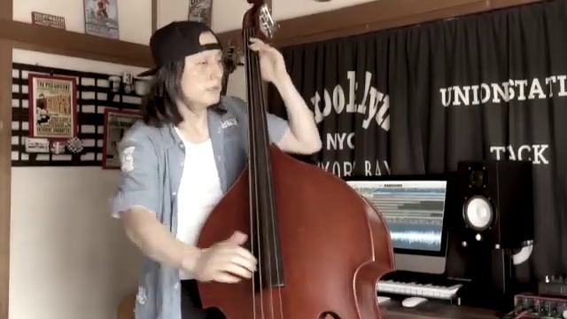 Johnny B. Goode / Marty McFly（Michael J. Fox）【DOUBLE BASS COVER】 смотреть онлайн