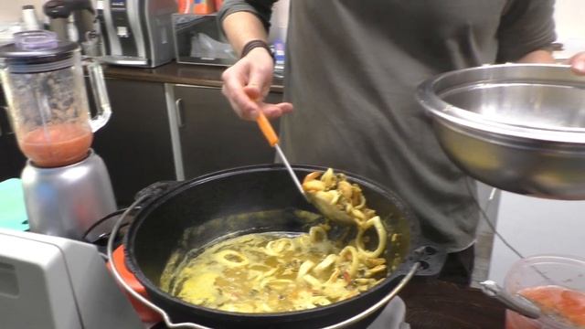 В казане получается великолепная паэлья, если взять... смотреть онлайн