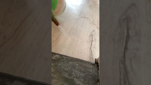 Ремонт. Затирка шва силиконом между плиткой и ламинатом #shorts смотреть онлайн