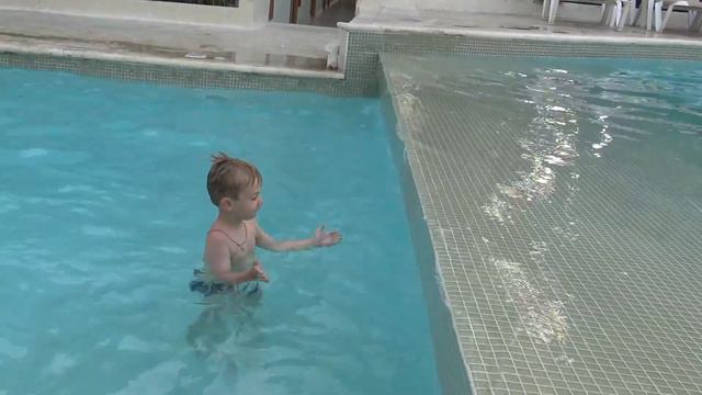 Макс плавает в море и бассейне//Колесо Молнии Маквина//Доминикана День 3//Swim on McQueens Tire смотреть онлайн