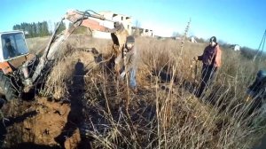 Засадили экскаватор. Копаем металлолом.