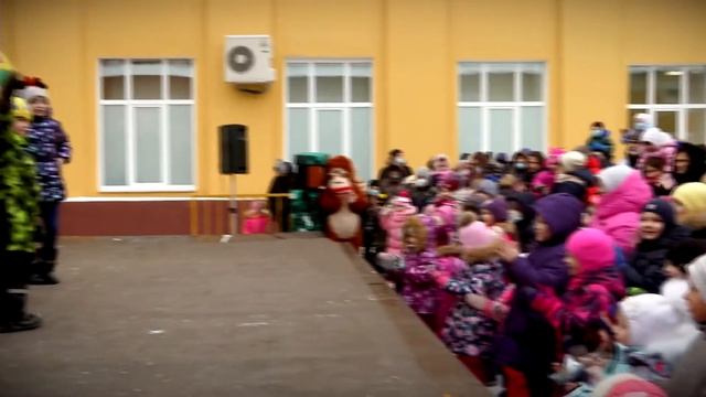 На территории ДК «Металлист» прошли новогодние утренники смотреть онлайн