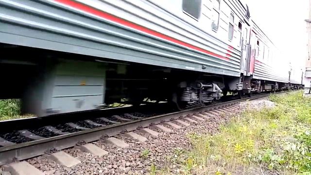 Электровоз ЭП1 - 006 с пассажирским поездом Новороссийск - Мурманск на ст. Надвоицы