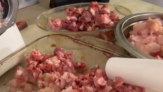 Я и моя новая «помощница» работаем на кухне . Вместе легче . смотреть онлайн