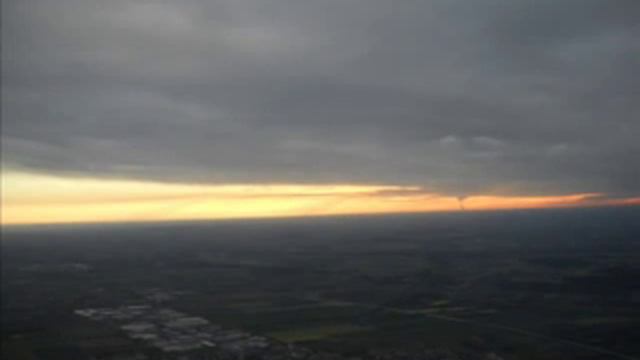 Под крылом самолета о чем-то поет... смотреть онлайн