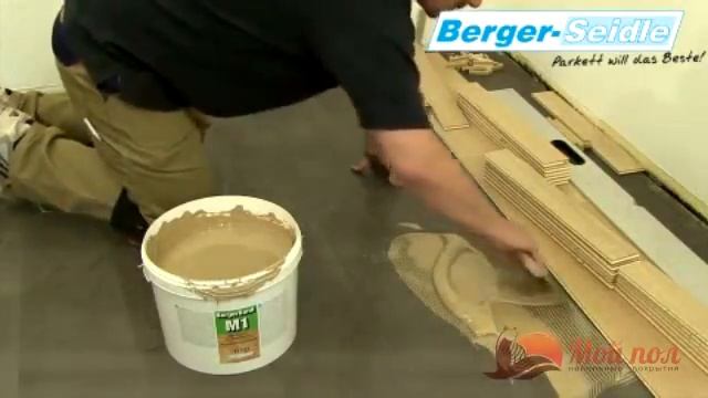 Нанесение эластичного клея Berger Bond M1S на бетонную стяжку смотреть онлайн