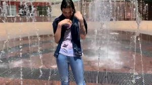 Вика гуляет по фонтану