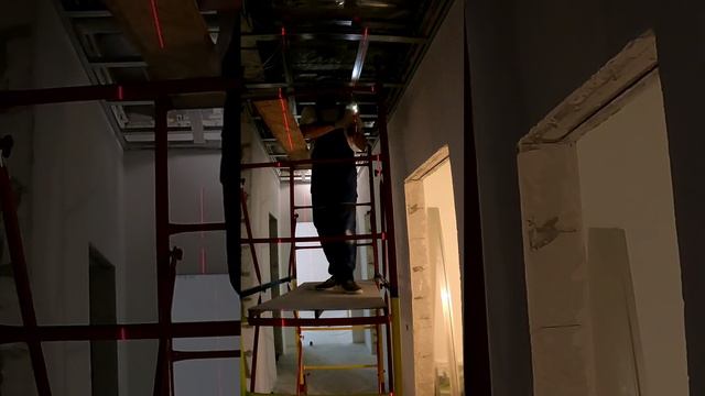 Потолок из листов гипсокартона ГСП Н-2 в коридоре на каркасе из металлических профилей Knauf смотреть онлайн