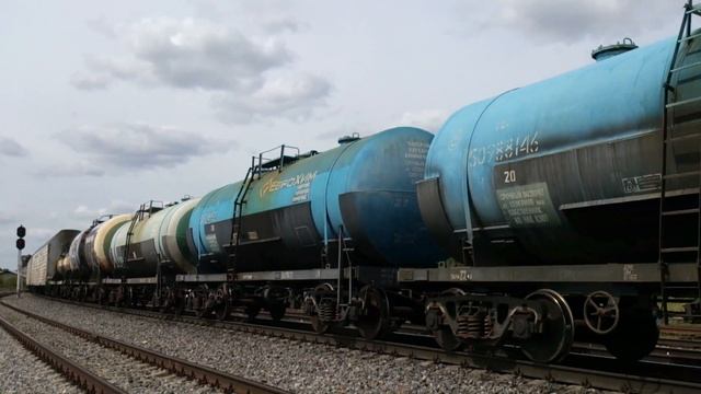 Тепловоз 2ТЭ25КМ-0285 с грузовым поездом смотреть онлайн