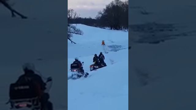 Утонут или нет.Первый лёд на снегоходах. смотреть онлайн