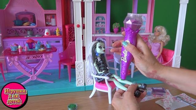 Играем в куклы Монстер Хай серия 45 Барби для Фрэнки и Клодин наклеила наклейки с глиттером смотреть онлайн