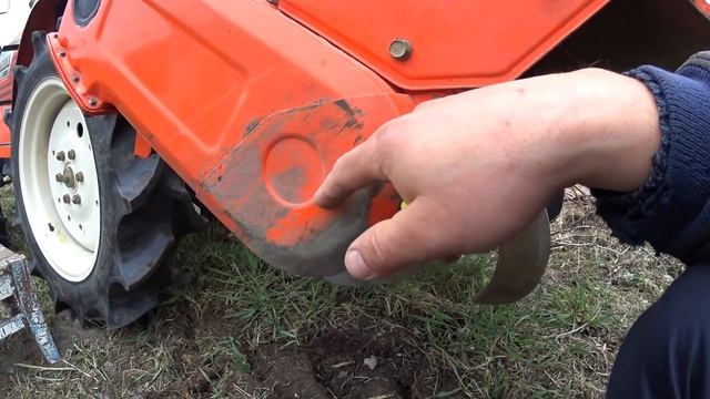 Вешаем на трактор и настраиваем японскую почвофрезу Hinomoto смотреть онлайн