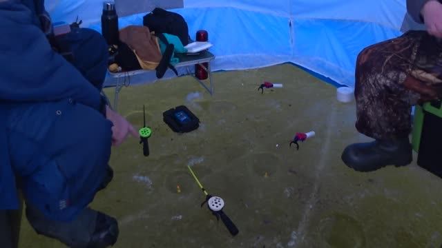 В поисках леща. Зимняя рыбалка в палатке. смотреть онлайн