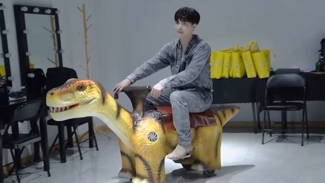【張藝興】 200524 Zhang Yixing Lay - Yixing’s studio update Xlog Red Dinosaur Car смотреть онлайн