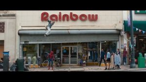 Человек-паук одевает костюм и пытается быть полезным.