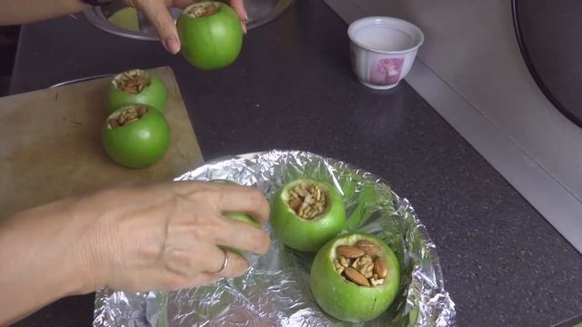 КАК ПРИГОТОВИТЬ ЯБЛОКИ В ДУХОВКЕ. смотреть онлайн