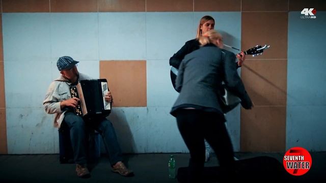 Время. ЛЕТЕЛИ ДНИ. группа Comedoz. Кавер. (Cover) ??? УЛИЧНЫЕ МУЗЫКАНТЫ. ПОЕТ В ПЕРЕХОДЕ смотреть онлайн