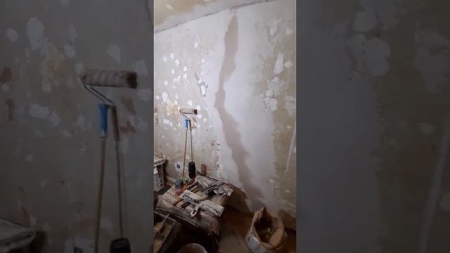 4й день ремонта. начало дня, состояние стен после начала штукатурки трещин, дверные и оконные откос смотреть онлайн