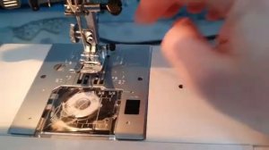 Как вставить и заправить нитку шпульки в швейной машине