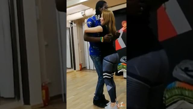 Tarraxinha & Douceur в кизомбе | Тьерри Деа и Оксана Костромина | KizFamily Dance School смотреть онлайн