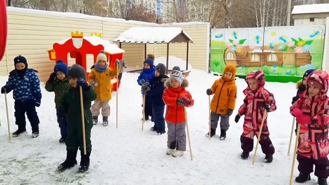 Павловский (средняя группа). Физкультура на улице с элементами скандинавской ходьбы. смотреть онлайн